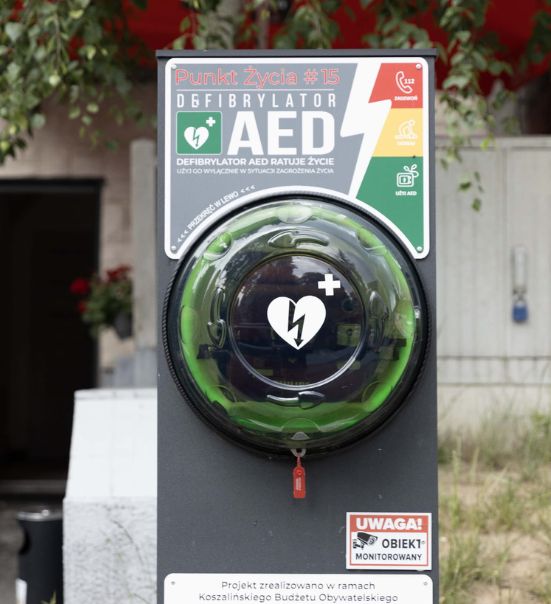 Defibrylator AED w miejscu publicznym