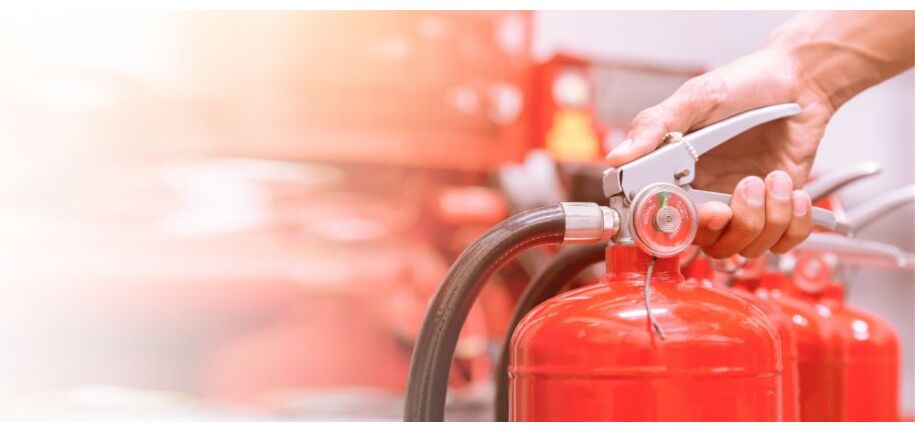 Gaśnica w Twoich rękach – kompleksowy przewodnik po rodzajach i użyciu