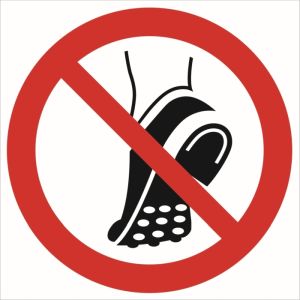 Znak ''Zakaz wchodzenia w obuwiu z metalową podeszwą
